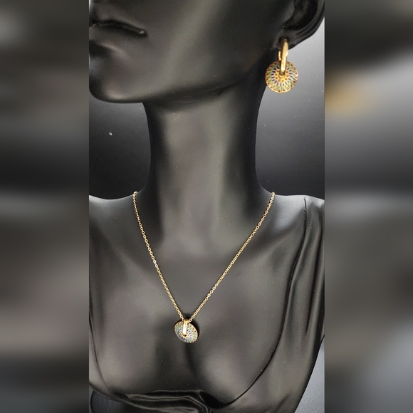 Elegant Gold Necklace - Picture 5 of 10